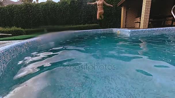 Zwembad. Meisje springen in het zwembad — Stockvideo