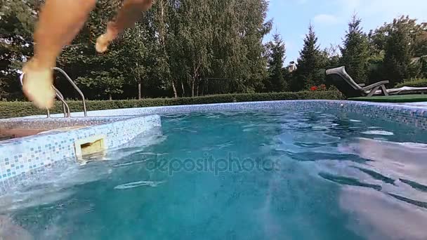 Piscine. Fille sautant dans la piscine — Video