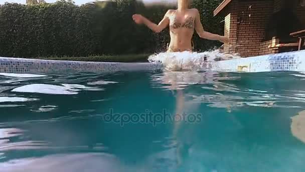 Piscina. Chica saltando en la piscina — Vídeos de Stock