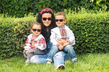 Anne ve çocuk Ukrayna Ulusal kostümler giymiş.