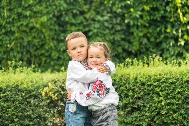 Kız ve erkek kardeşim. Abi hugs kardeş