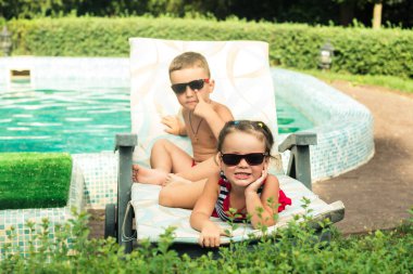 Çocuk havuzu güneşlenmek