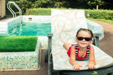 Çocuk havuzu güneşlenmek