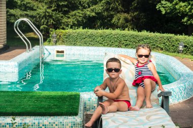 Çocuk havuzu güneşlenmek