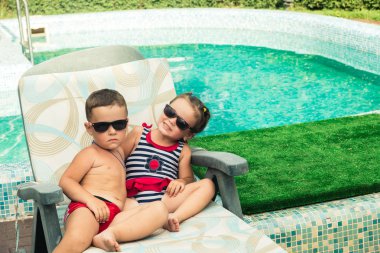 Çocuk havuzu güneşlenmek