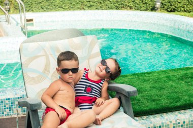 Çocuk havuzu güneşlenmek