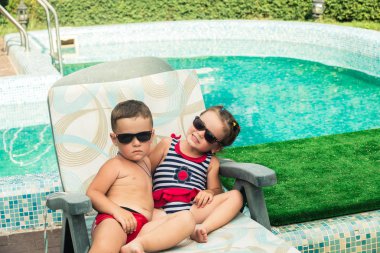 Çocuk havuzu güneşlenmek