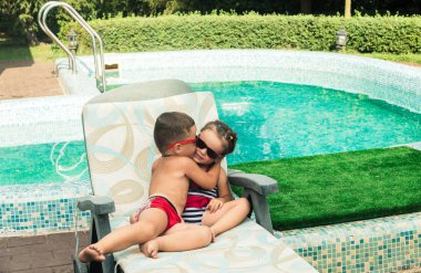 Çocuk havuzu güneşlenmek