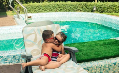 Çocuk havuzu güneşlenmek