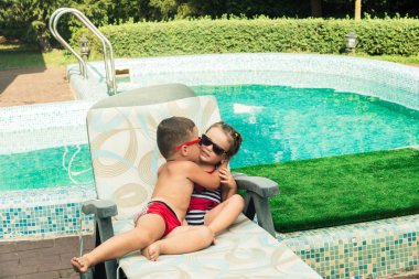 Bir çocuk havuzu bir kız öpücük