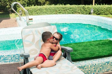 Bir çocuk havuzu bir kız öpücük