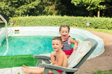 Çocuk havuzu güneşlenmek