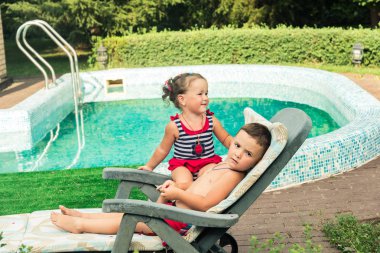 Çocuk havuzu güneşlenmek