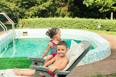Çocuk havuzu güneşlenmek
