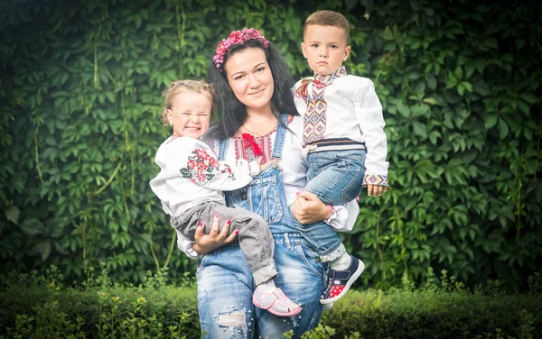 Mom and children dressed in national costumes of Ukraine. — Stock Photo, Image