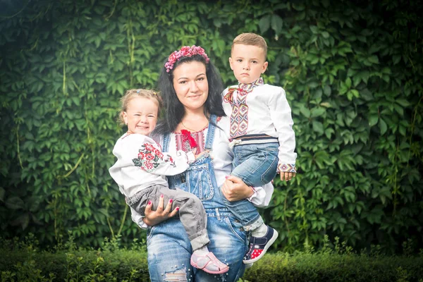 Maman et les enfants habillés en costumes nationaux de l'Ukraine . — Photo