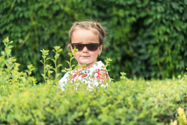 Occhiali. Una ragazza con gli occhiali da sole . — Foto Stock