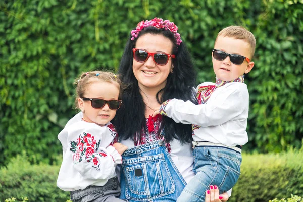 Mom and children dressed in national costumes of Ukraine. — Stock Photo, Image