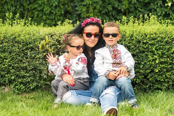 Maman et les enfants habillés en costumes nationaux de l'Ukraine . — Photo