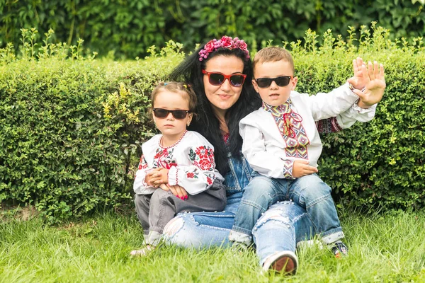 Maminka a děti oblečené v národních krojích z Ukrajiny. — Stock fotografie