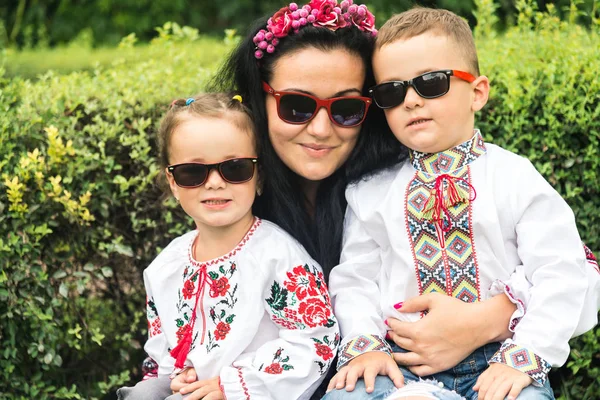 Mom and children dressed in national costumes of Ukraine. — Stock Photo, Image