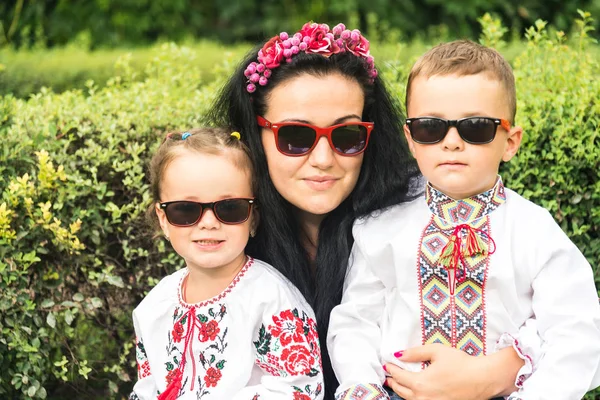 Mom and children dressed in national costumes of Ukraine. — Stock Photo, Image