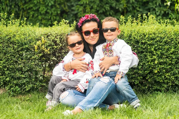 妈妈和孩子们身穿民族服装的乌克兰. — 图库照片