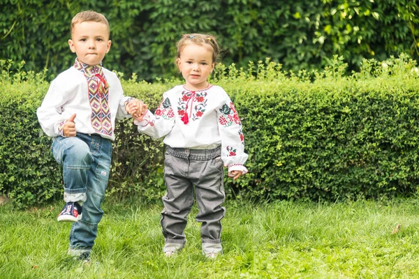 Hermano y hermana. Hermano abraza hermana — Foto de Stock