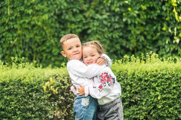 Bruder und Schwester. Bruder umarmt Schwester — Stockfoto