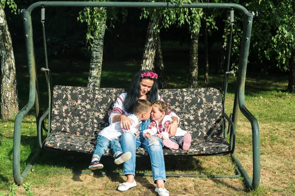 Enfants avec maman swing pour une balançoire — Photo