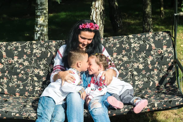 Maminka a děti oblečené v národních krojích z Ukrajiny. — Stock fotografie