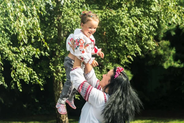 Mamma leker med datteren sin. – stockfoto