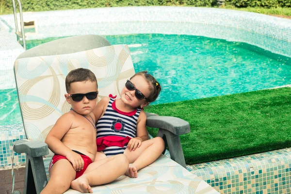 Çocuk havuzu güneşlenmek