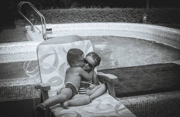 Chłopak całuje dziewczynę w pobliżu basenu — Zdjęcie stockowe