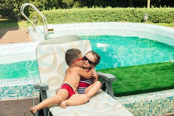 Bir çocuk havuzu bir kız öpücük