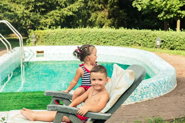 Çocuk havuzu güneşlenmek