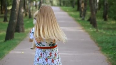Bir kız ile bir köpek ile bir park yürüme mesafesindedir. Pomeranian Spitz