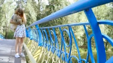 Bir kız ile bir köpek ile bir park yürüme mesafesindedir. Pomeranian Spitz