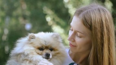 Bir kız ile bir köpek ile bir park yürüme mesafesindedir. Pomeranian Spitz