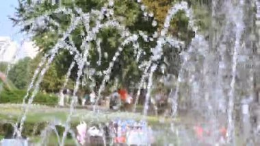 Ağır çekim. Çeşme. Su damlaları.