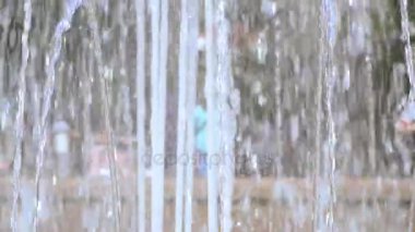 Ağır çekim. Çeşme. Su damlaları.