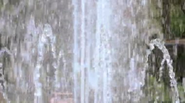 Ağır çekim. Çeşme. Su damlaları.