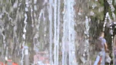 Ağır çekim. Çeşme. Su damlaları.