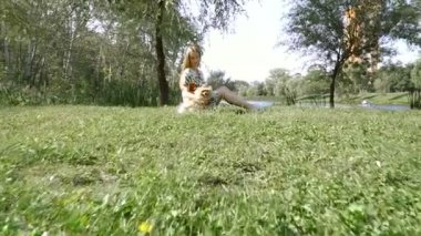 Bir kız ile bir köpek ile bir park yürüme mesafesindedir. Pomeranian Spitz