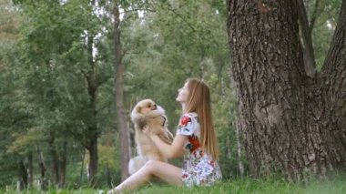 Bir kız ile bir köpek ile bir park yürüme mesafesindedir. Pomeranian Spitz