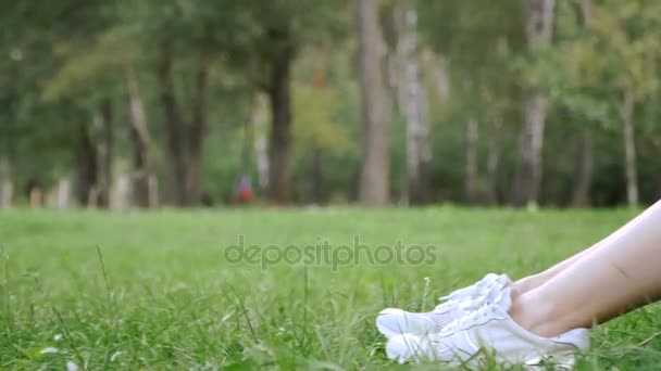 En flicka går med en park med en hund. Pomeranian Spitz — Stockvideo
