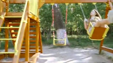 Çocuk swing. Bir kızla bir salıncak üzerinde bir köpek kataetsya.