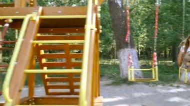 Çocuk swing. Bir kızla bir salıncak üzerinde bir köpek kataetsya.