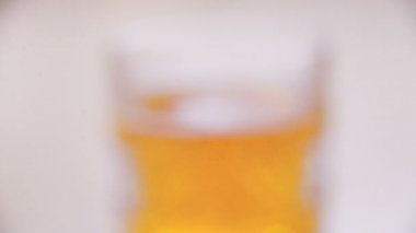 Bir bardak bira. Bir cam üzerine köpük