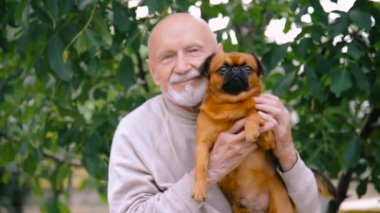 Dedesi ile bir köpek doğurmak Griffon